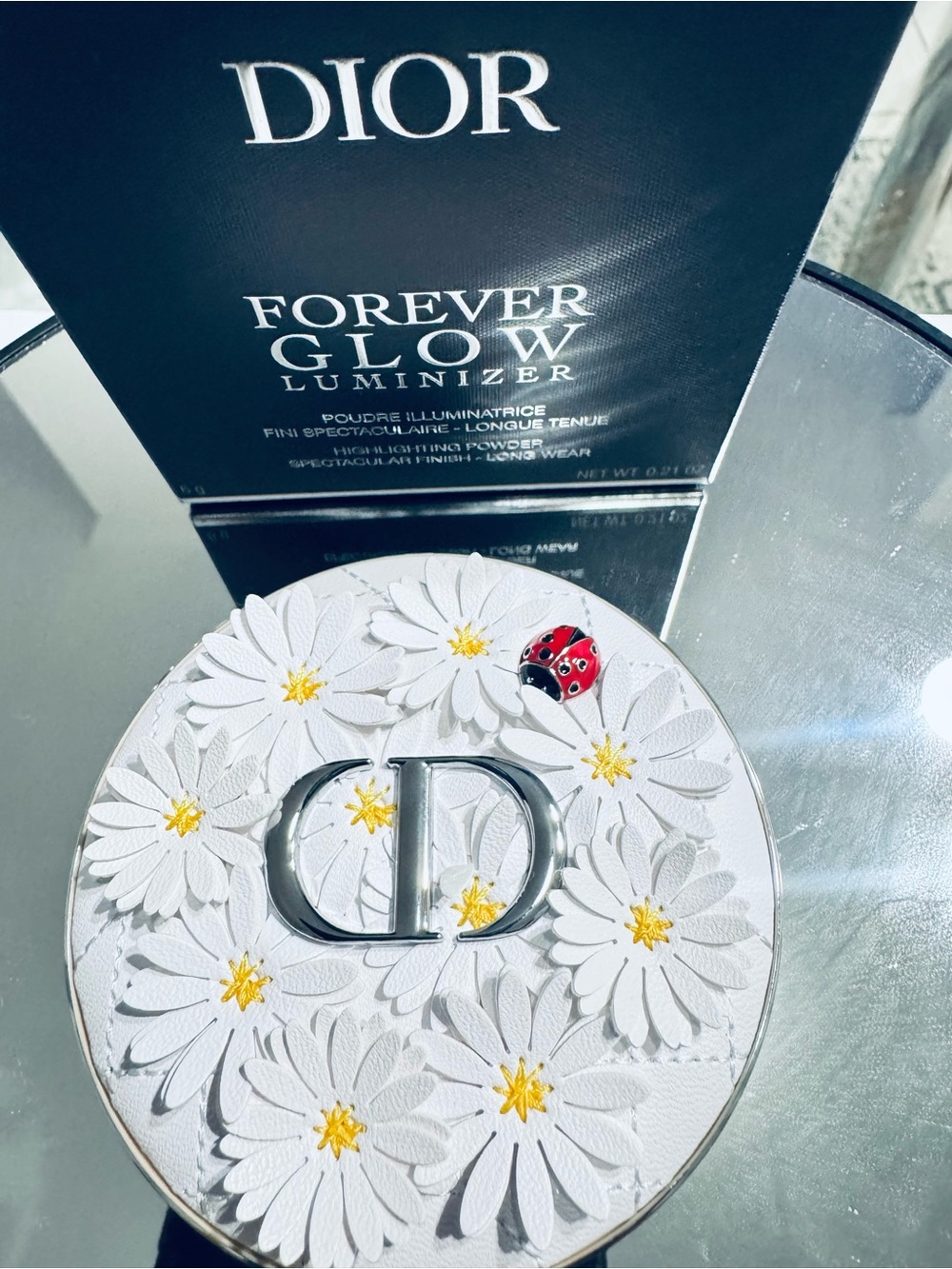 Dior white daisy Floral Compact Illuminizer with Red Ladybug Accent. Last one - Picture 7 of 9